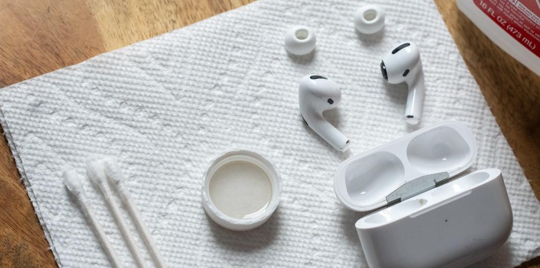 Cleaning AirPods - AirPods along with Earbuds and a solution in a small pot