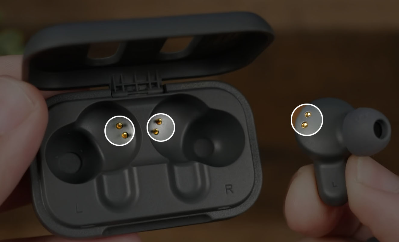 highlighted charging contacts of skull candy earbuds 